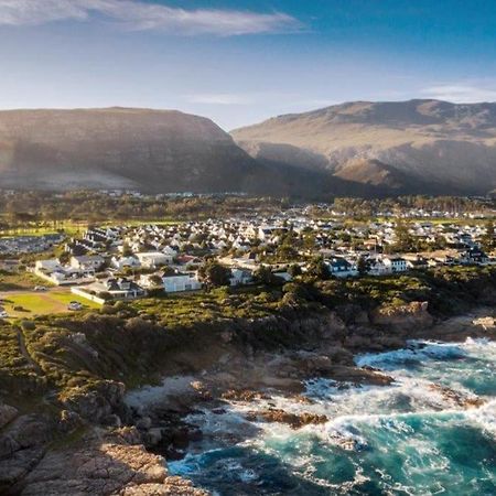 Wild Waters At Kraal Rock On The Cliffs In Hermanus Exteriér fotografie