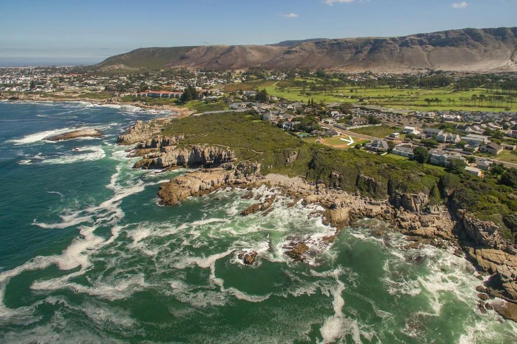 Wild Waters At Kraal Rock On The Cliffs In Hermanus Exteriér fotografie